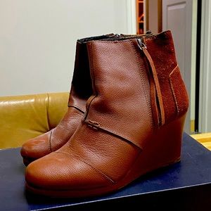 Tom’s wedge boot suede and leather size 6.5